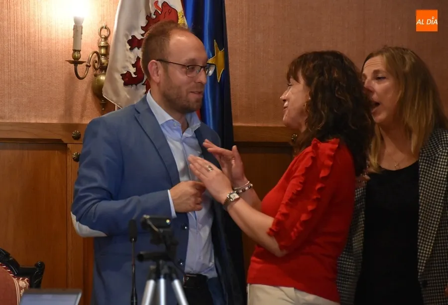Foto 8 - Besos, abrazos y hasta l&aacute;grimas en el &uacute;ltimo Pleno de la legislatura en el Ayuntamiento