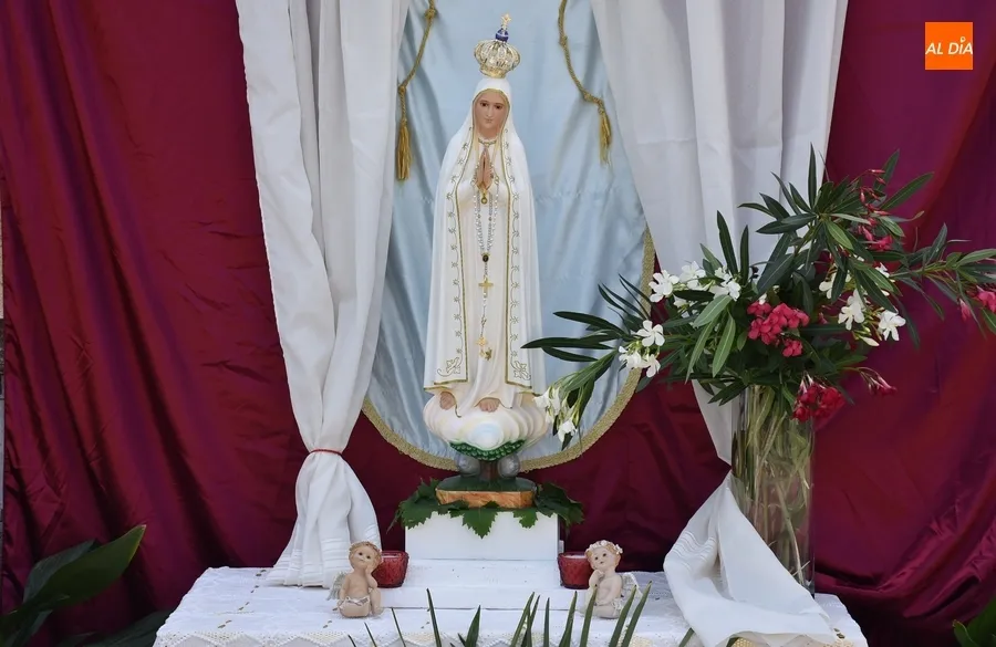 Foto 5 - 17 ni&ntilde;@s de Primera Comuni&oacute;n procesionan por Las Canteras
