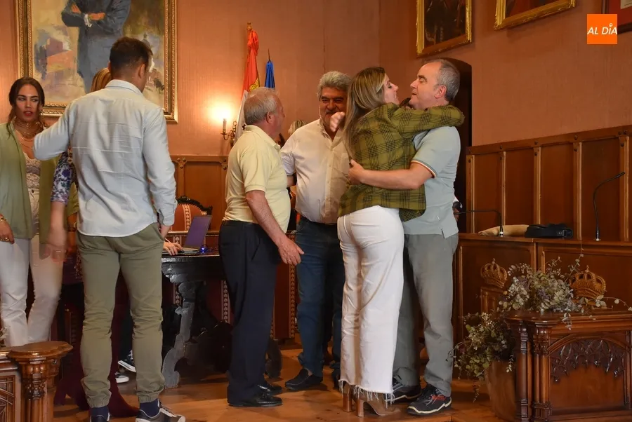 Foto 9 - Besos, abrazos y hasta l&aacute;grimas en el &uacute;ltimo Pleno de la legislatura en el Ayuntamiento