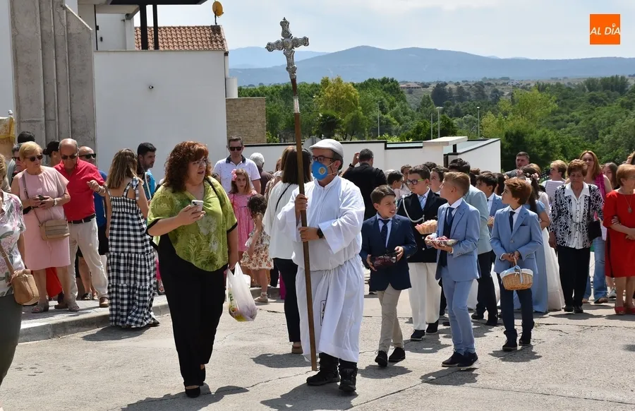 Foto 7 - 17 ni&ntilde;@s de Primera Comuni&oacute;n procesionan por Las Canteras