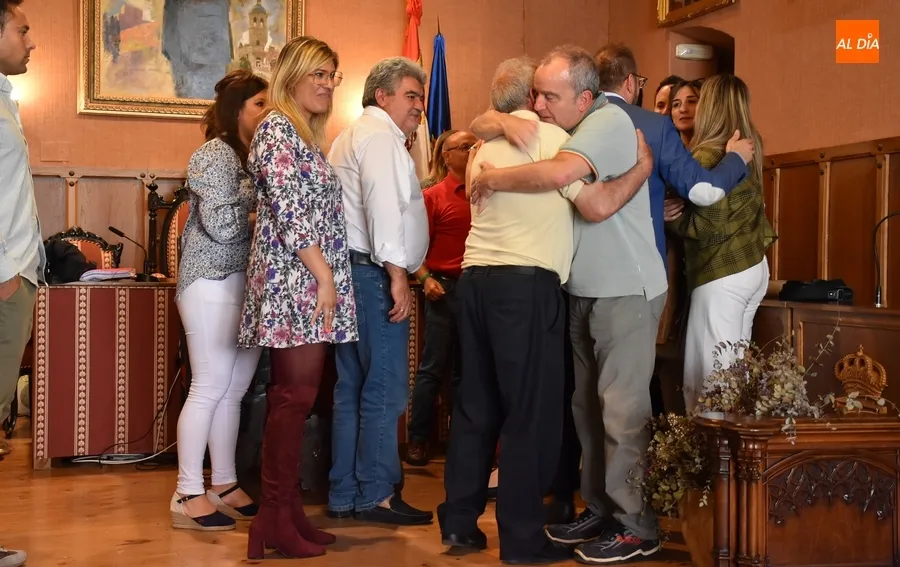 Foto 10 - Besos, abrazos y hasta l&aacute;grimas en el &uacute;ltimo Pleno de la legislatura en el Ayuntamiento