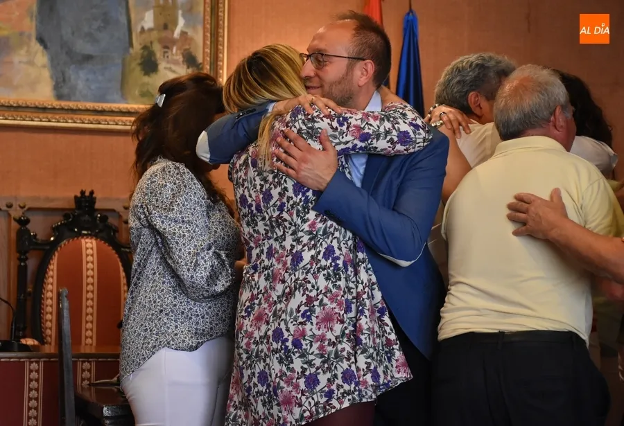 Foto 11 - Besos, abrazos y hasta l&aacute;grimas en el &uacute;ltimo Pleno de la legislatura en el Ayuntamiento