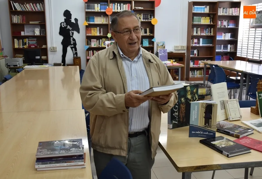 Foto 2 - El Centro de Estudios Salmantinos dona libros a los IES mirobrigenses