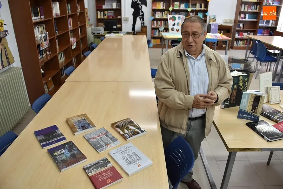 Foto 3 - El Centro de Estudios Salmantinos dona libros a los IES mirobrigenses