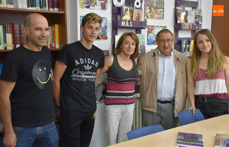 Foto 4 - El Centro de Estudios Salmantinos dona libros a los IES mirobrigenses