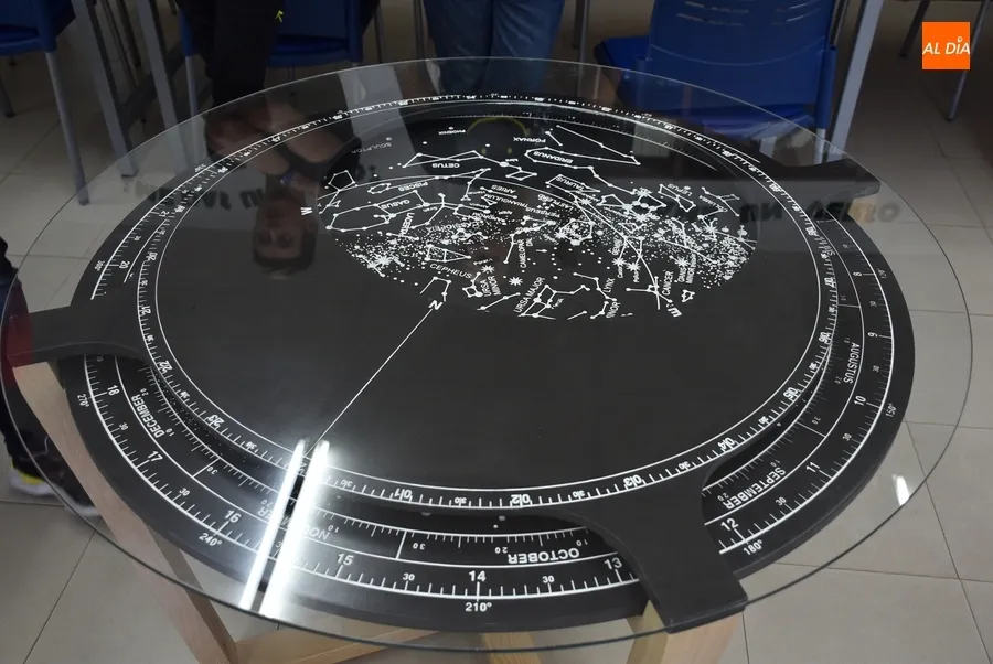 Foto 2 - El Departamento de Madera del IES Tierra crea una singular mesa-planisferio celeste
