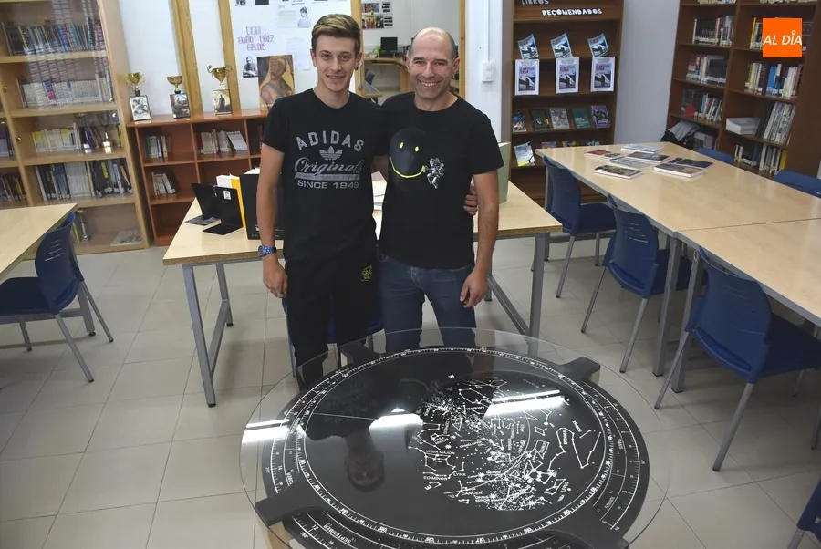 Foto 3 - El Departamento de Madera del IES Tierra crea una singular mesa-planisferio celeste