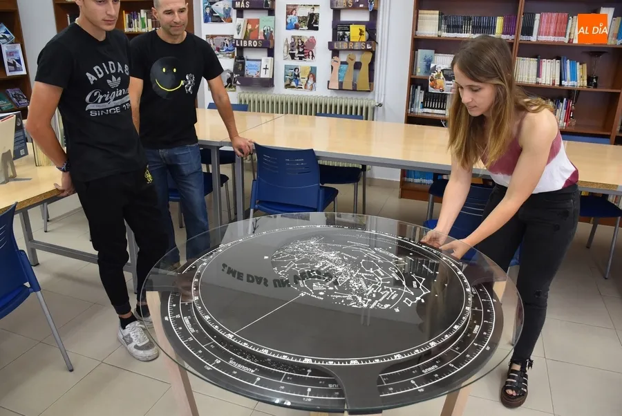 Foto 5 - El Departamento de Madera del IES Tierra crea una singular mesa-planisferio celeste