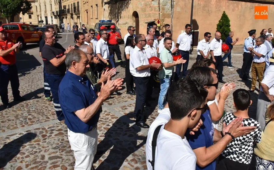 Foto 8 - Los Bomberos honran a su patr&oacute;n con la compa&ntilde;&iacute;a de los mirobrigenses pidiendo su vuelta