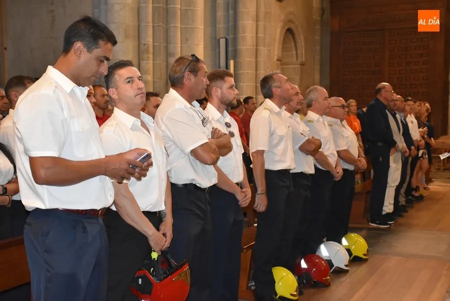 Foto 10 - Los Bomberos honran a su patr&oacute;n con la compa&ntilde;&iacute;a de los mirobrigenses pidiendo su vuelta