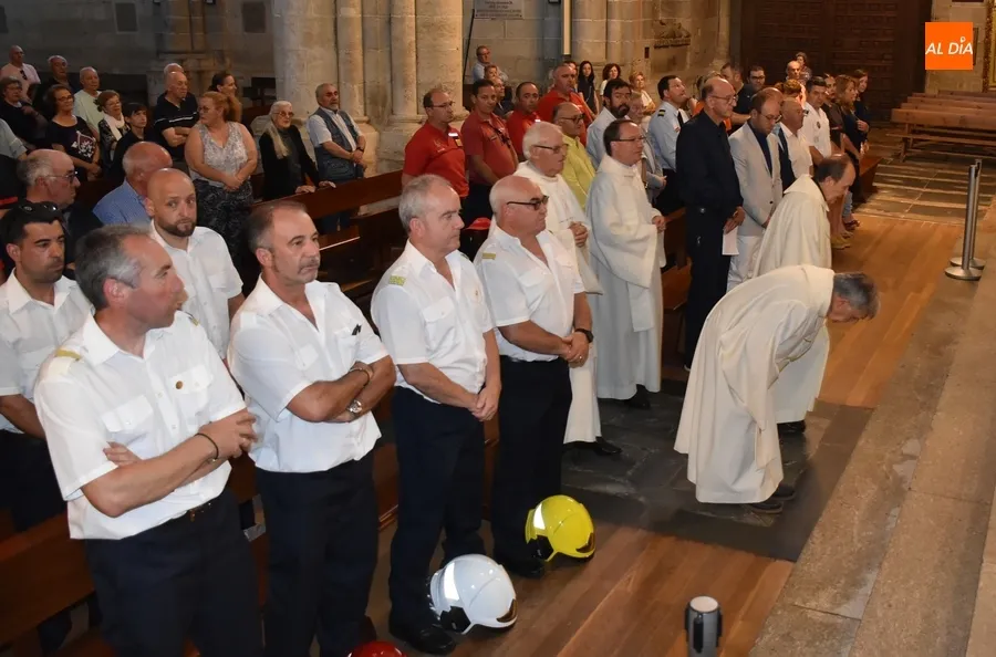 Foto 11 - Los Bomberos honran a su patr&oacute;n con la compa&ntilde;&iacute;a de los mirobrigenses pidiendo su vuelta