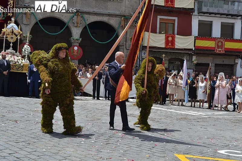 Foto 14 - Los Hombres de Musgo recorren B&eacute;jar ante miradas de admiraci&oacute;n