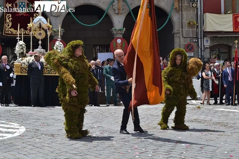Foto 9 - Los Hombres de Musgo recorren B&eacute;jar ante miradas de admiraci&oacute;n