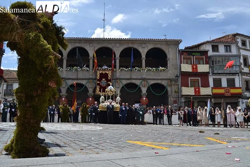 Foto 6 - Los Hombres de Musgo recorren B&eacute;jar ante miradas de admiraci&oacute;n