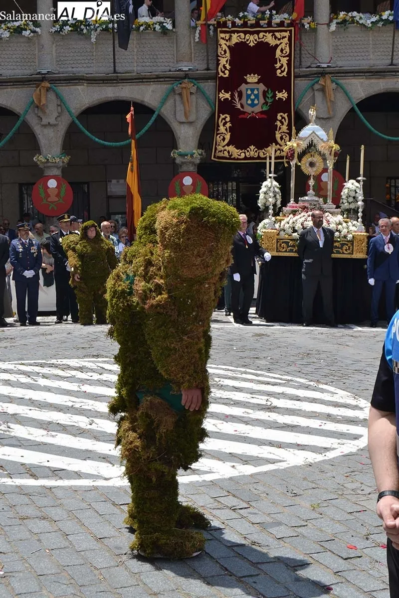 Foto 5 - Los Hombres de Musgo recorren B&eacute;jar ante miradas de admiraci&oacute;n