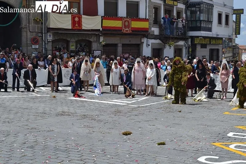Foto 2 - Los Hombres de Musgo recorren B&eacute;jar ante miradas de admiraci&oacute;n