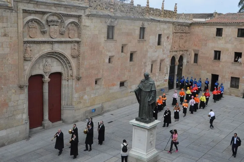 Desfile previo a la ceremonia de investidura de los nuevos doctores honoris causa de la USAL. Foto USAL