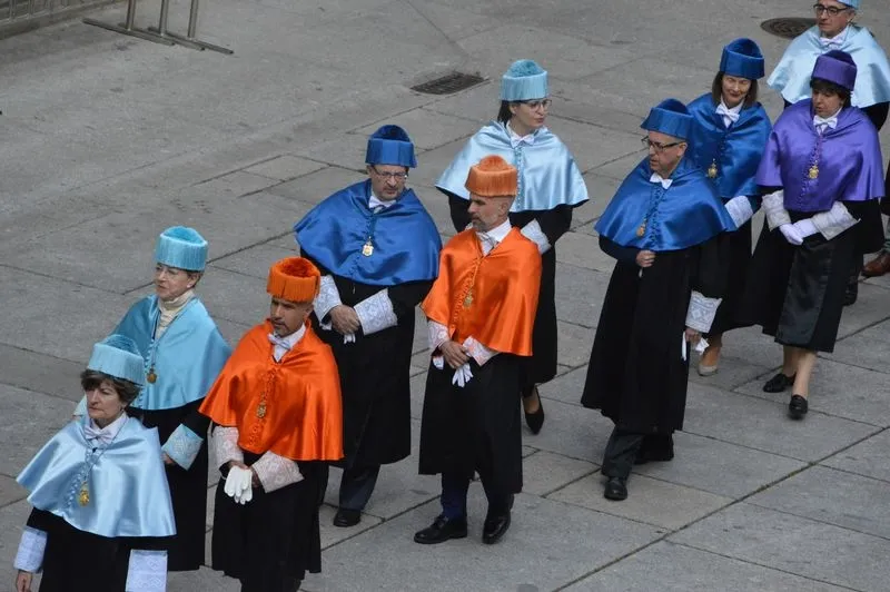 Desfile previo a la ceremonia de investidura de los nuevos doctores honoris causa de la USAL. Foto USAL
