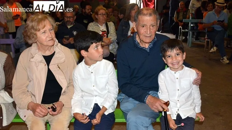 Foto 11 - Emotivo homenaje de los vespineros y de San Felices de los Gallegos a Vicente Carranza