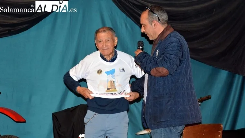 Foto 10 - Emotivo homenaje de los vespineros y de San Felices de los Gallegos a Vicente Carranza