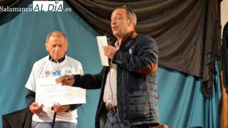 Foto 8 - Emotivo homenaje de los vespineros y de San Felices de los Gallegos a Vicente Carranza