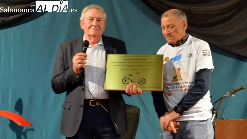 Foto 7 - Emotivo homenaje de los vespineros y de San Felices de los Gallegos a Vicente Carranza