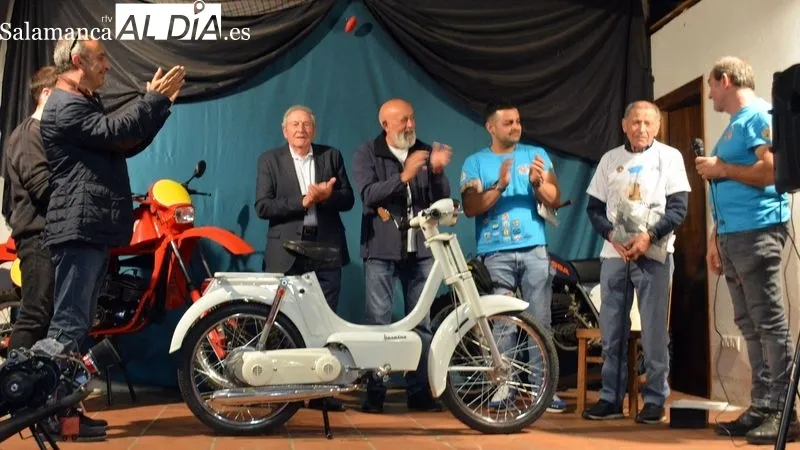 Foto 5 - Emotivo homenaje de los vespineros y de San Felices de los Gallegos a Vicente Carranza