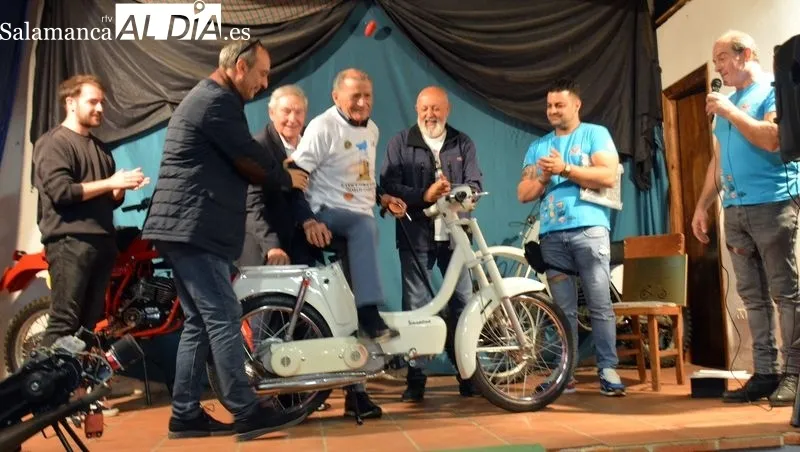 Foto 4 - Emotivo homenaje de los vespineros y de San Felices de los Gallegos a Vicente Carranza