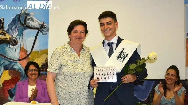 Los alumnos de segundo de bachillerato han celebrado con emoción su graduación