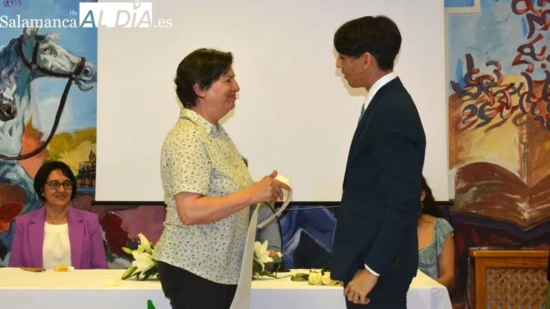 Los alumnos de segundo de bachillerato han celebrado con emoción su graduación