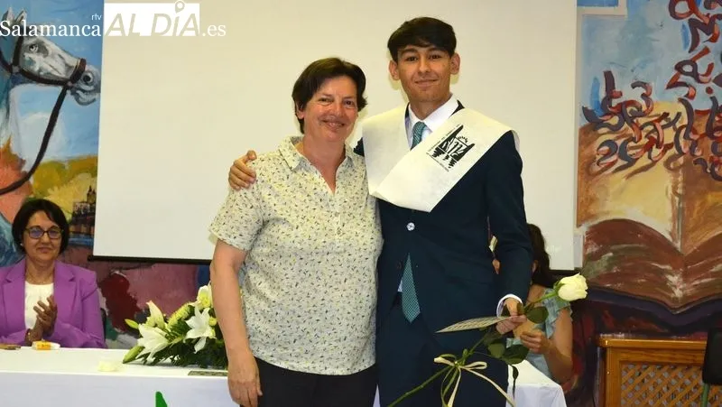 Los alumnos de segundo de bachillerato han celebrado con emoción su graduación