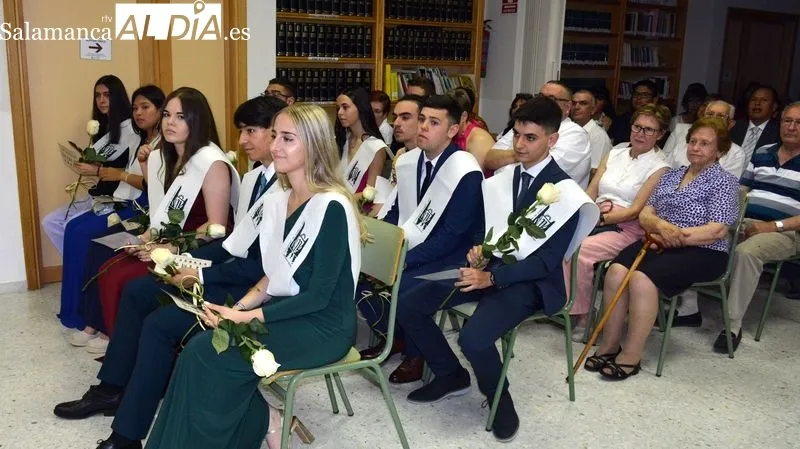 Los alumnos de segundo de bachillerato han celebrado con emoción su graduación
