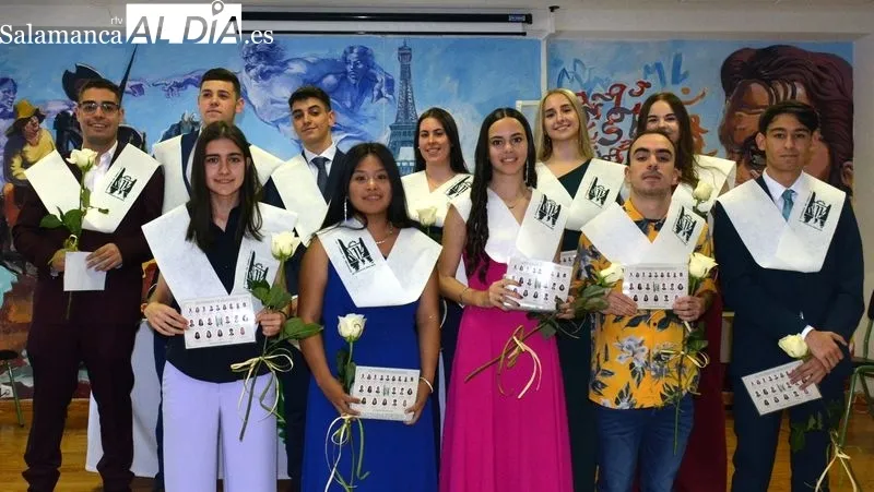 Los alumnos de segundo de bachillerato han celebrado con emoción su graduación