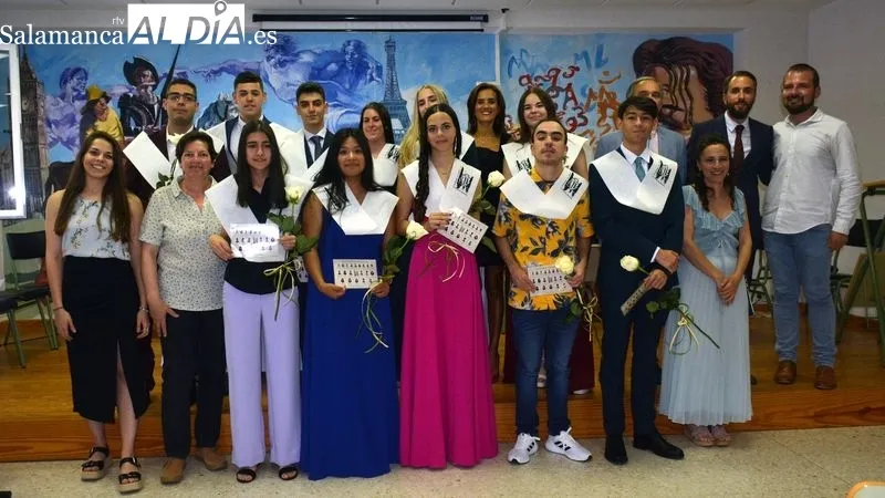 Los alumnos de segundo de bachillerato han celebrado con emoción su graduación