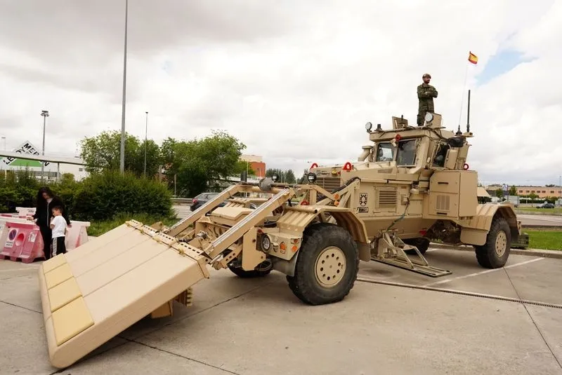 Foto 9 - El Centro Comercial El Tormes celebra el D&iacute;a de las Fuerzas Armadas