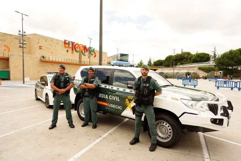 Foto 11 - El Centro Comercial El Tormes celebra el D&iacute;a de las Fuerzas Armadas