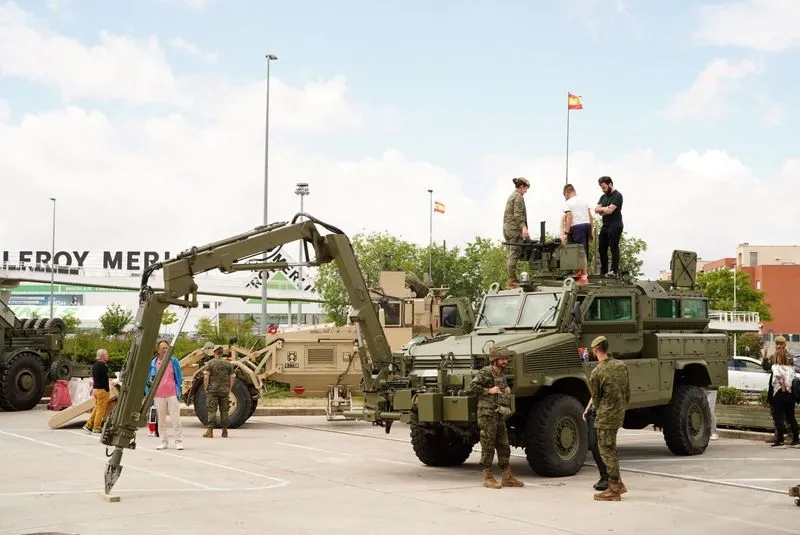 Foto 5 - El Centro Comercial El Tormes celebra el D&iacute;a de las Fuerzas Armadas