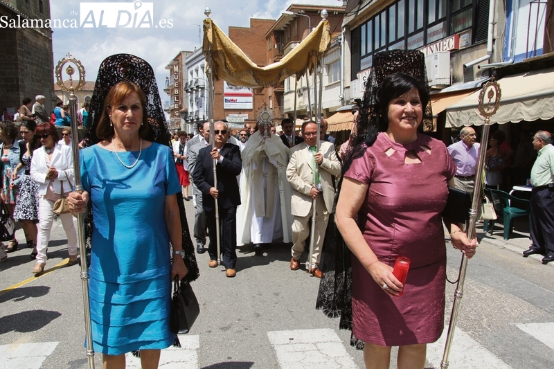 Las hermanas María Asunción y Mari Carmen Sevillano Sánchez repetirán como mayordomas tras empuñar las varas en 2014  / CORRAL