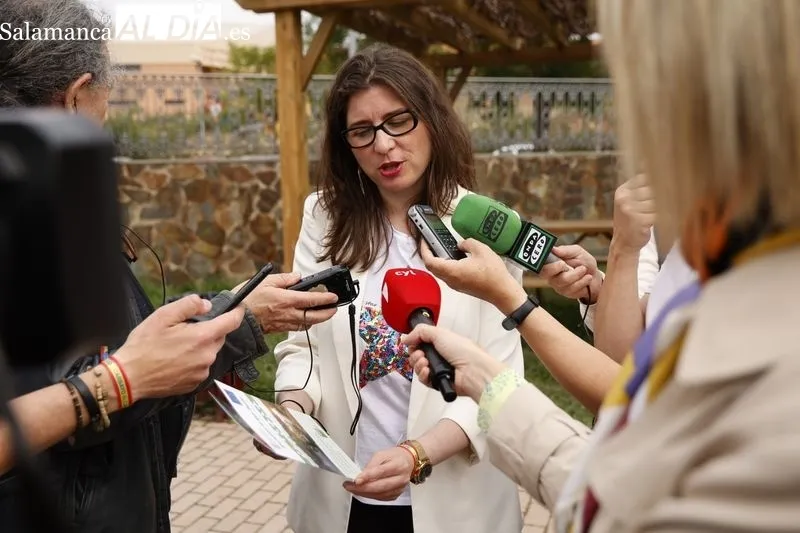 La concejala de Medio Ambiente del Ayuntamiento de Salamanca, Miryam Rodríguez, ha presentado hoy en el Parque Botánico de Huerta Otea los nuevos itinerarios medioambientales, paisajísticos y culturales. Foto de David Sañudo