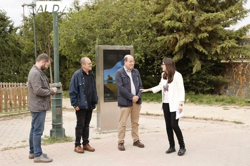 La concejala de Medio Ambiente del Ayuntamiento de Salamanca, Miryam Rodríguez, ha presentado hoy en el Parque Botánico de Huerta Otea los nuevos itinerarios medioambientales, paisajísticos y culturales. Foto de David Sañudo