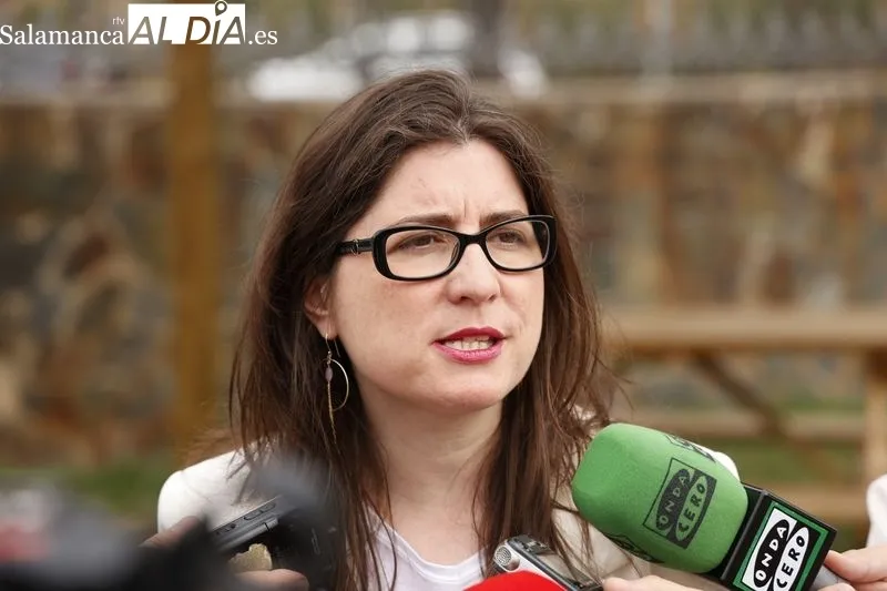 La concejala de Medio Ambiente del Ayuntamiento de Salamanca, Miryam Rodríguez, ha presentado hoy en el Parque Botánico de Huerta Otea los nuevos itinerarios medioambientales, paisajísticos y culturales. Foto de David Sañudo