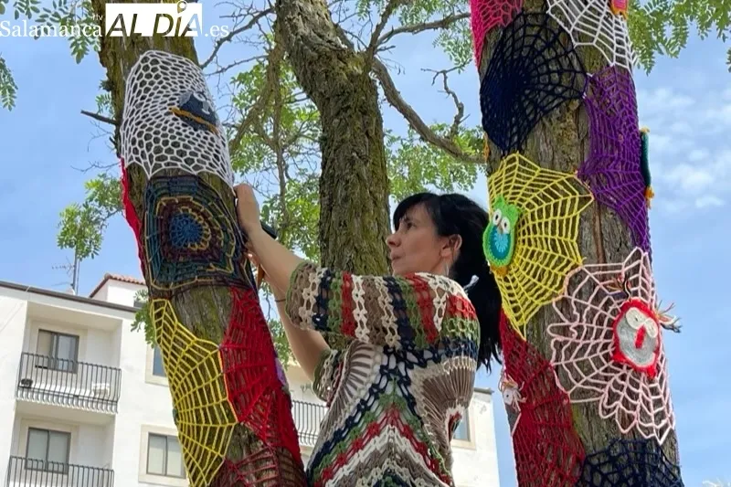 El grupo 'Ganchilleras en Acción' del Programa VIVE ha vestido este martes los árboles del parque La Huerta