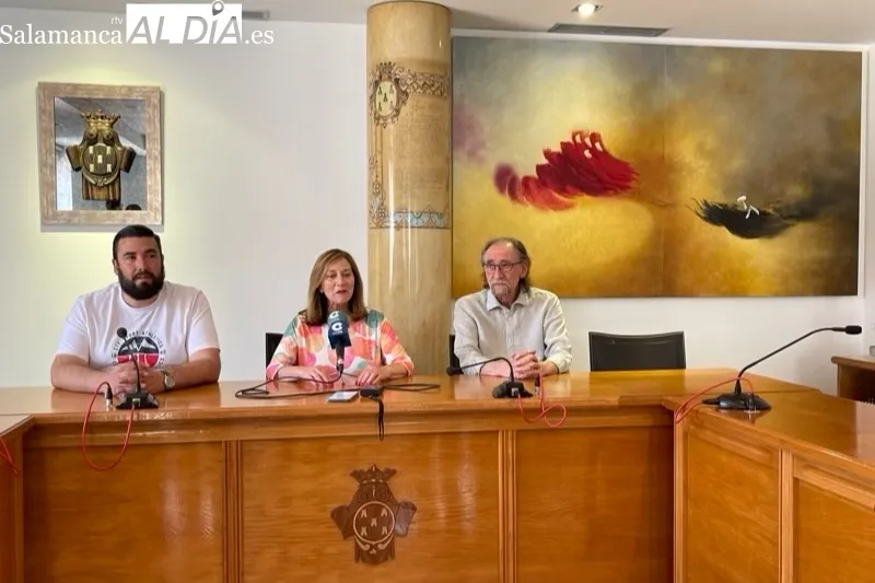 Alejandro Mesonero presentaba los dos cuadros donados al Ayuntamiento junto a Carmen Ávila y Antonio Poveda