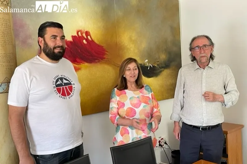 Alejandro Mesonero presentaba los dos cuadros donados al Ayuntamiento junto a Carmen Ávila y Antonio Poveda