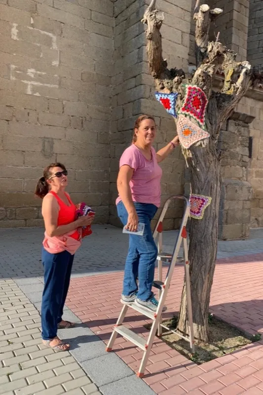 Foto 3 - Los mayores de la residencia de Salmoral, volcados en crear tejidos para darle color a los arboles del pueblo