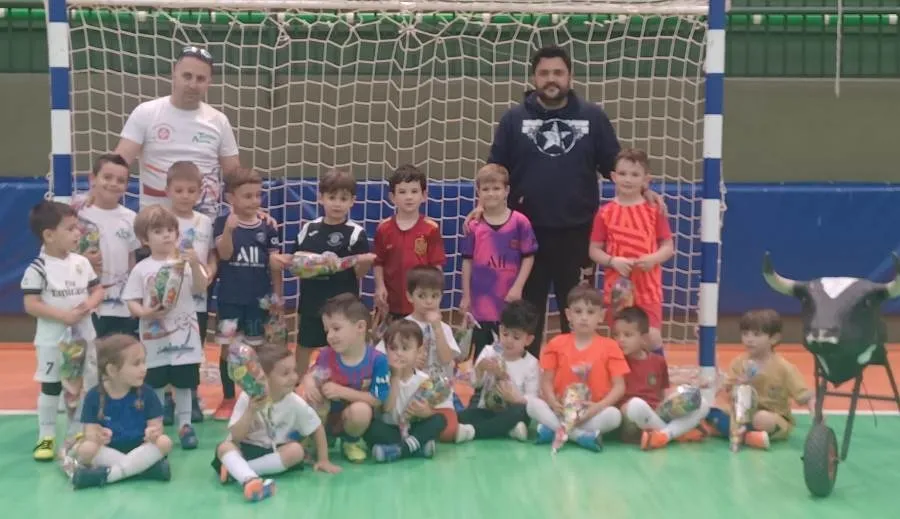 Foto 7 - Los carretones invaden el &uacute;ltimo entreno de la temporada de la Escuela del III Columnas
