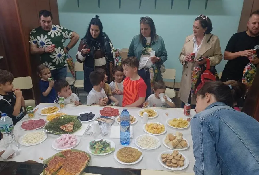 Foto 6 - Los carretones invaden el &uacute;ltimo entreno de la temporada de la Escuela del III Columnas