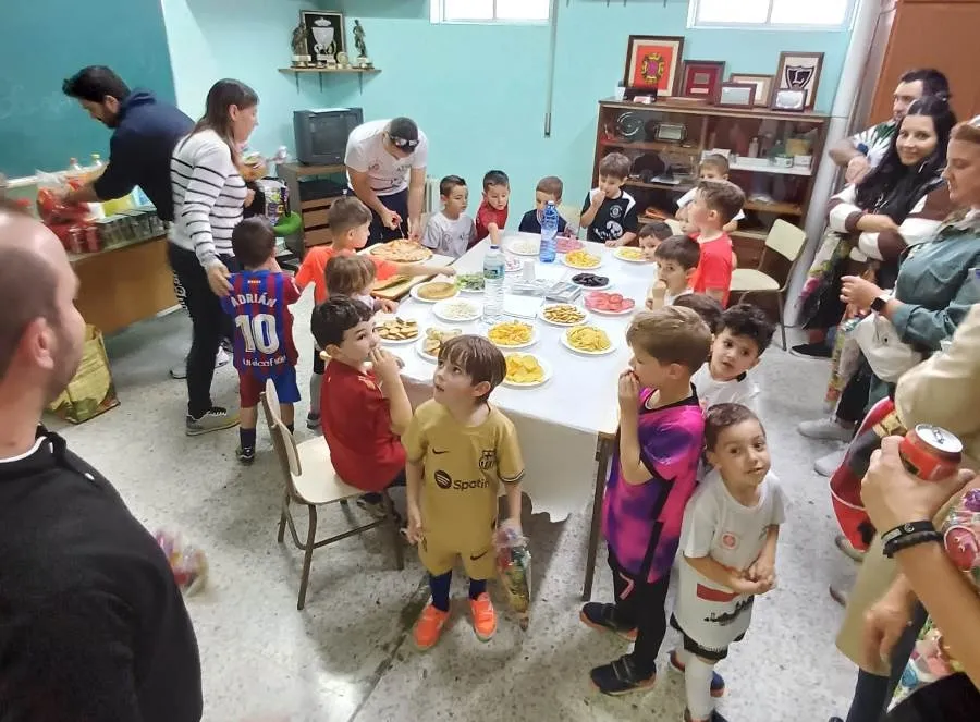 Foto 4 - Los carretones invaden el &uacute;ltimo entreno de la temporada de la Escuela del III Columnas