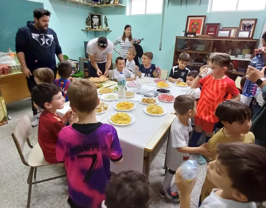 Foto 2 - Los carretones invaden el &uacute;ltimo entreno de la temporada de la Escuela del III Columnas