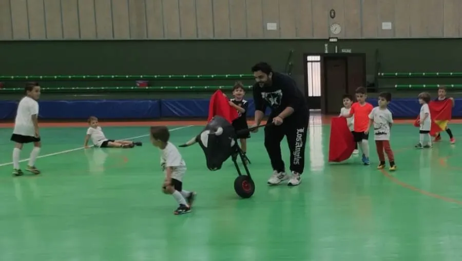 Foto 3 - Los carretones invaden el &uacute;ltimo entreno de la temporada de la Escuela del III Columnas